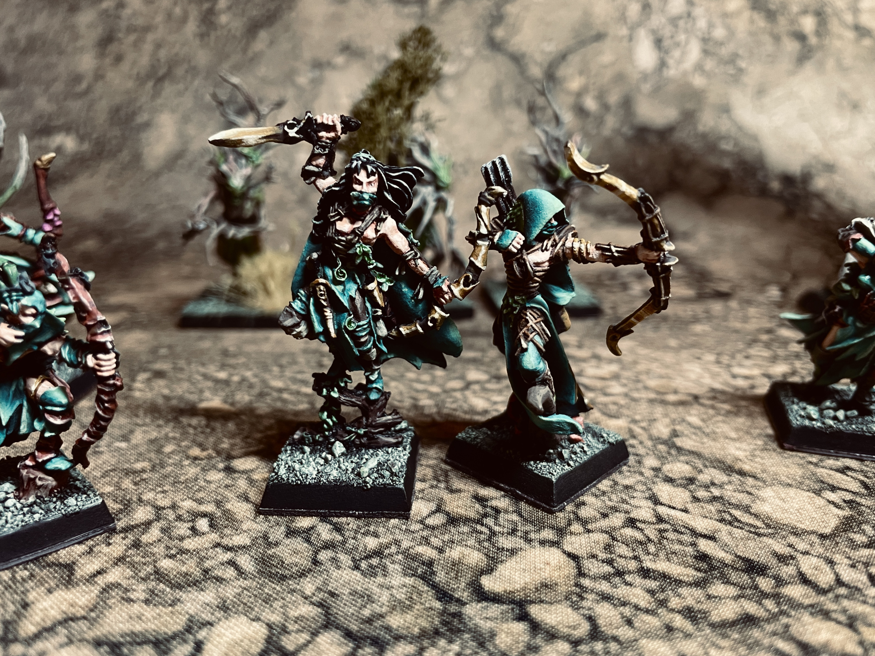 Waldläuferhauptmann Tysmael und Waldpirscher Liómir. Bevor du sie sehen oder hören kannst, finden ihre Pfeile dein Herz.